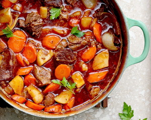 Готовим тушенное мясо с овощами