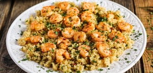 Киноа с креветками
