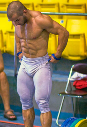 Атлет с кубиками пресса