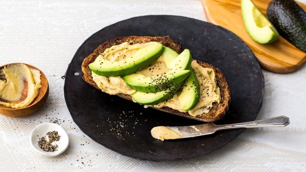 Авокадо ломтиками на хлебе