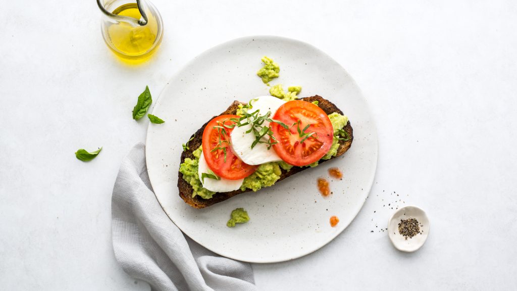 Авокадо с томатом и базиликом