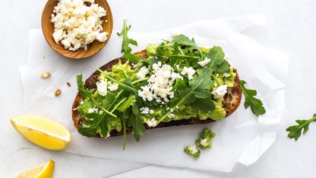 Паста из авокадо с руколой и фетой