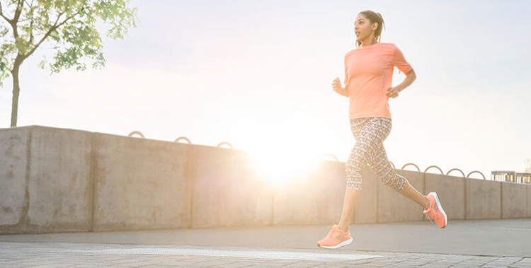 Девушка бегает для похудения