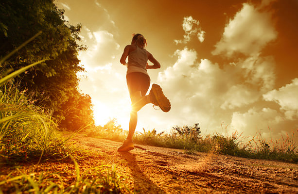 Девушка бегает для похудения