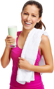 Девушка с протеиновым коктейлем