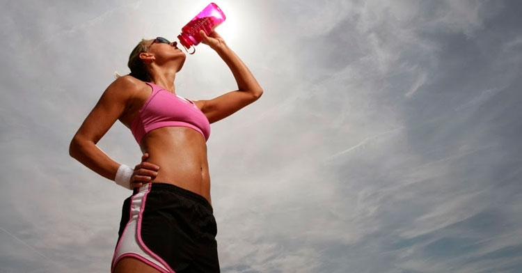 Девушка с шейкером