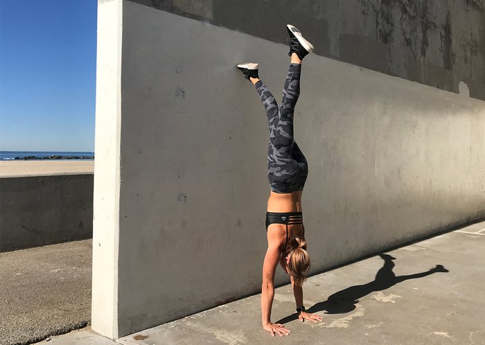 Балансировка на руках у стены