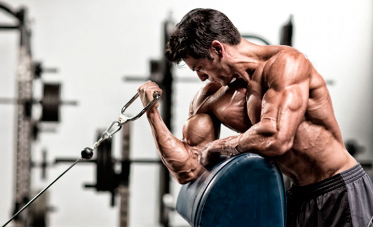 Качает бицепс