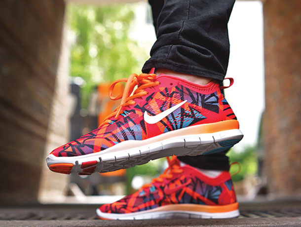 Современные спортивные кроссовки