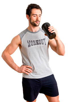 muzhchina-prinimaet-protein