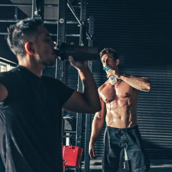 16 лучших упражнений для похудения живота и боков для мужчин, тренирующихся в зале или в домашних условиях