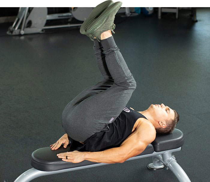 Подъемы ног, лежа на горизонтальной лавке