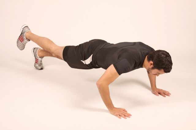 Отжимания с упором на одну ногу