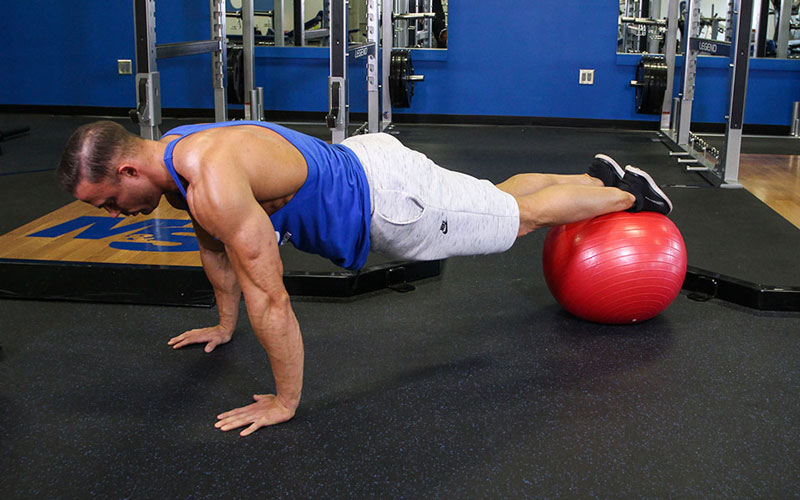 С ногами на фитболе