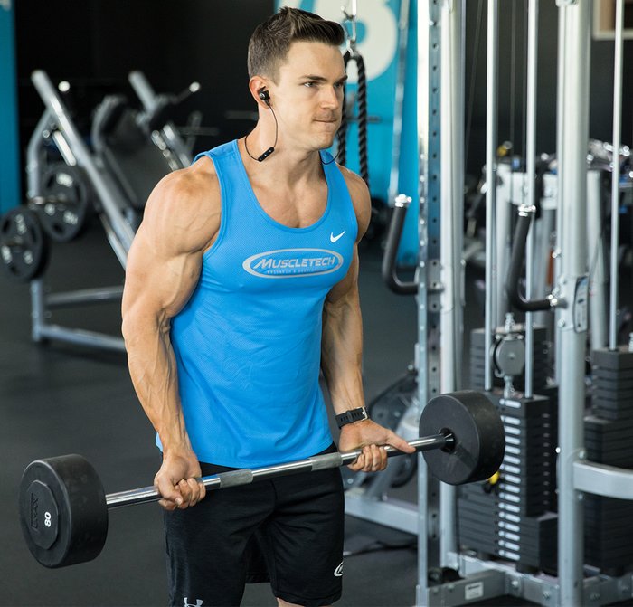 Подъем штанги на бицепс стоя