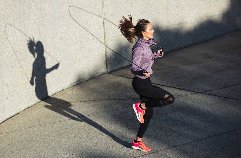 Прыжки с высоким подъемом бедра