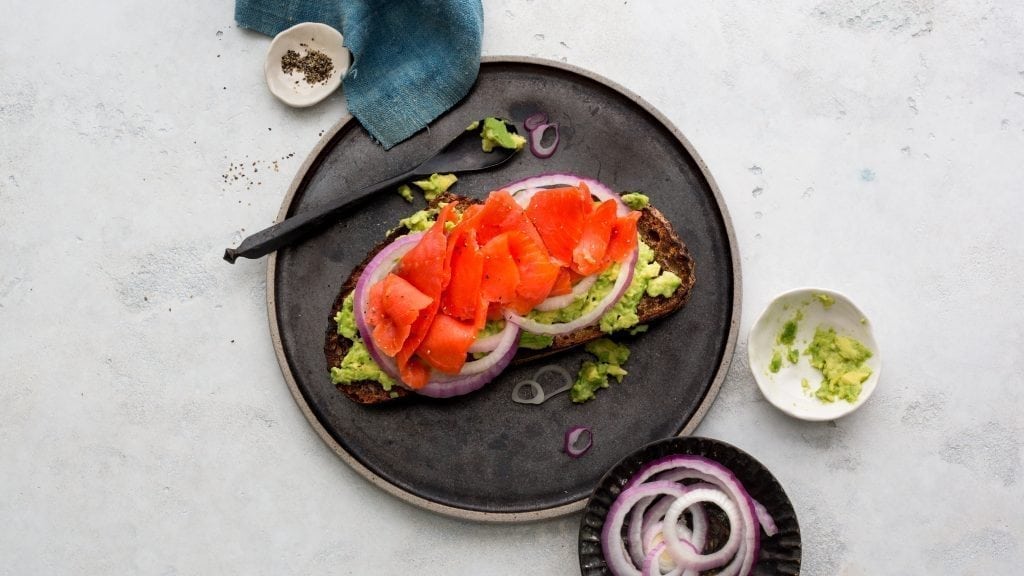 Пюре из авокадо с семгой на тосте