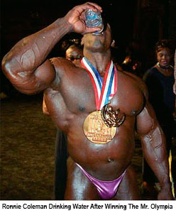 Рони пьет бутилированную воду