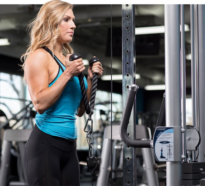 Сгибание рук с канатом на бицепс в нижнем блоке