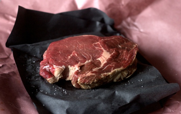 Сырой стейк из говядины