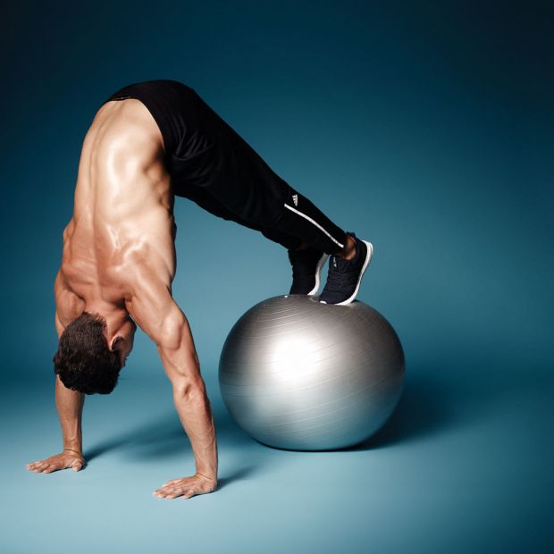 Складка на фитболе