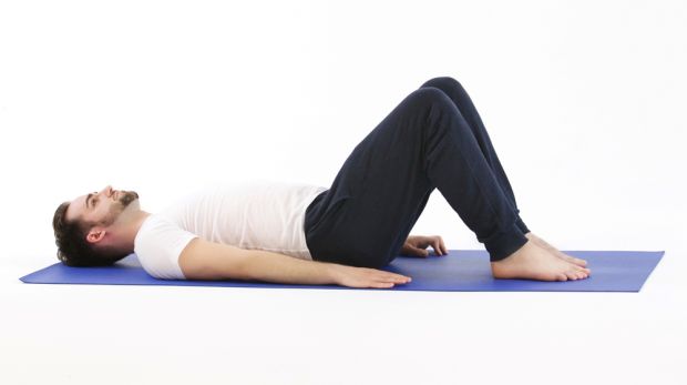 скручивания позвоночника, лежа на полу
