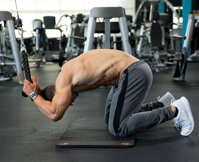 Скручивания с тросом верхнего блока