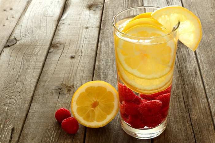 Стакан воды с фруктами