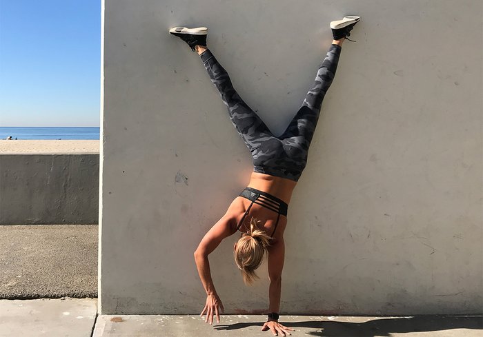 Ходьба на руках возле стены