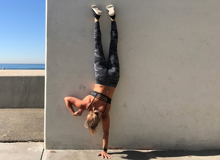 Касание плеча, стоя на руке