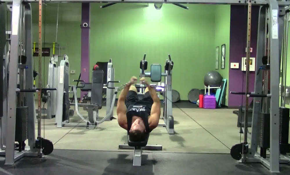 Сведения рук в блоке лежа вниз головой