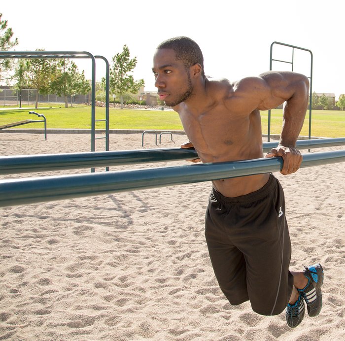 Тест при отжиманиях на брусьях