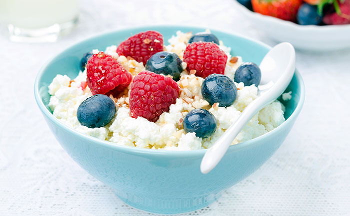 Творог с фруктами