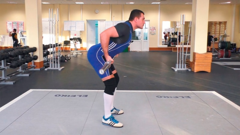 Тяга штанги обратных хватом в наклоне