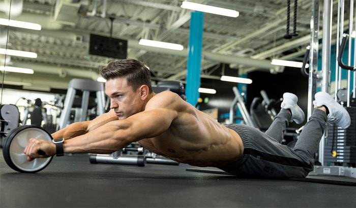 Упражнение на пресс с роликом