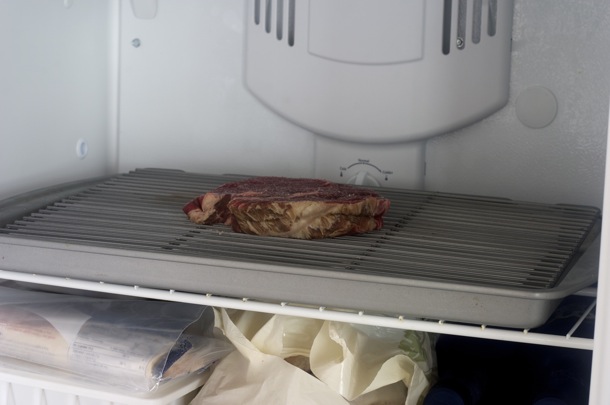 Заморозка стейка перед жаркой