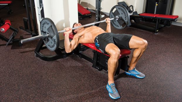 Жим штанги, лежа на горизонтальной скамье